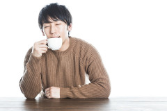俺の給料は少なめで定時で帰宅。妻は専業主婦でお金には余裕がないけど、俺は幸せを感じている。