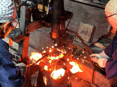 外国人「伝統を守ってるね」日本の職人が手作りの包丁を作り続けている