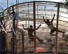 【動画】遠心力で壁に張り付くアトラクション。これ面白いのか？笑。