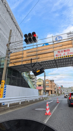 【画像】長津田の橋に「軽バンのハッチだけ」が残される珍事発生