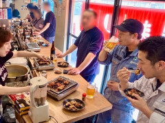外国人「朝から飲めるのが最高」うどんそばが大阪の焼鳥専門店を紹介してる