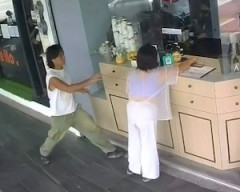 【動画】店員さんの目の前でお店の募金箱を持ち去った男。