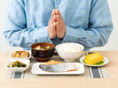偽善者「生き物の命をいただく。だからせめて手を合わせていただますをしよう」死んだブタ「...」ペットフードにされた鶏「...」