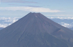 閉山中の富士山、期間中は登山届を義務化し救助費用も有料に「閉山期間中の登山は控えて」
