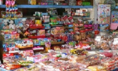 酒のつまみ駄菓子四天王「よっちゃんイカ」「なんとか太郎」「ポテトフライ」あと一つは？
