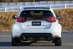 GRヤリスの後ろ初めて走ったけど真後ろから見るとダサくねぇか？あの車