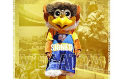 サッカー・ベガルタ仙台のマスコットキャラ「ベガッ太」、札幌サポータと交流中「ヒグマに襲われたことある？」と書いたスケッチブックを見せて大炎上
