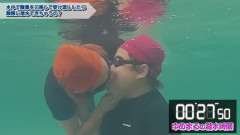 ユーチューバー「アニメでよくある水中で口移しで酸素を受け渡しするアレ、本当にできるのか実験してみます！」 → 衝撃の展開にｗｗｗｗｗ