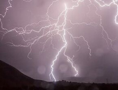 雷鳴ったらパソコン落とすよな？