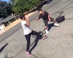 【動画】鋭いスピンキック1発で決まったストリートファイト。