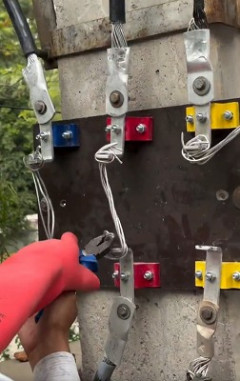 🇯🇵日本人「電気工事しなきゃ。申請して～図面作って～停電して～」🇮🇳インド人「ふん😤」