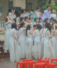 【画像】ベトナムの女学生、大雨で下着がスケスケ