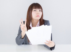 【どうしようもない復讐】クソお局が結婚する。新郎はイヤイヤながらも結婚せざるを得ない状況。良い復讐を思いついた。お局よ、俺らの恨みを思い知れ！→お局の式場に乗り込んで