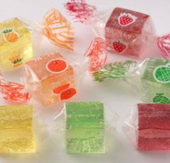 おばあちゃん「居間にお菓子あるわよ〜。」彡(^)(^)「！！」ﾄﾄﾄﾄﾄ…