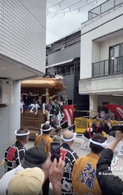 【衝撃映像】岸和田だんじり祭、反社が集まってワイワイしてたら死人が出て草