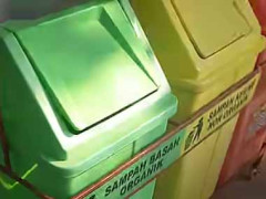 公園に並んだゴミ箱から音がする。中に何かいるのかな？ → コイツでした…