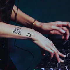 【悲報】刺青のDJさん、トヨタの整備士に反社じゃないですよね？と聞かれてガチ切れwwwwww