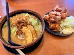 なんでラーメン屋って餃子チャーハン唐揚げ置いてるの?