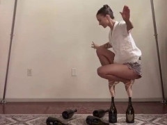 シャンパン瓶の上をトウシューズで渡る女性、倒した瓶をしゃがんで1本ずつ起こし直す「人間にできていい動きじゃない」【海外の反応】