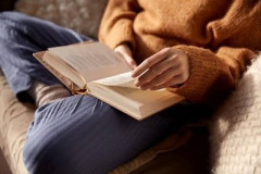 【画像】韓国、読書が流行りすぎて電車に本棚が生えてしまうｗｗｗｗ