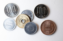 彼氏が小分け菓子を食べ終え「これ200円だから、2つで80円。お金は？」と言い、私は黙り込んだ。