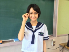 同僚の女「（俺）くんの初恋って誰？」俺「中学の時にメガネの子がいてさ…」同僚「…もしかしてその子って転校した？」俺「そうだよ」　→　運命的な展開に……..