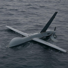 空自無人機グローバルホーク墜落か 通信途絶、一部機体発見 鳥取沖