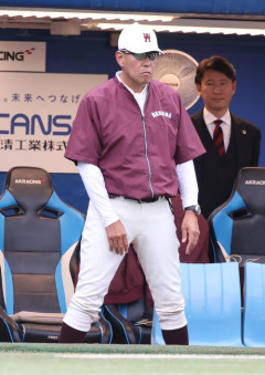 【海外の反応】早大小宮山監督、バットフリップをした選手を「ベンチから外す」 → 「さすがにやりすぎじゃないか」「MLBでも日本でも暗黙のルールを気にする人は多いんだな」