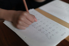娘が「宿題の意味は？なければずっと楽しいのに、できない子が怒られることもないのに…」と。妻の答えは長かったが、納得できた。