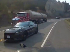 夜道の車線にライトも点けずに止まっていた車、窓をノックしてみると…ドラレコのヒヤリ映像3本【海外の反応】