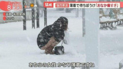 【画像】ミニスカ美女さん、大雪のため立ち往生