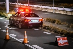 1200cc大型バイク、雨の上信越道で単独転倒→後続車にはねられ57歳男性が重傷