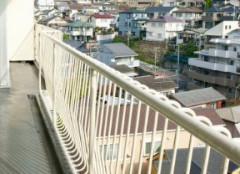 【お手柄】道を歩いていた20代女性､ベランダでジジイが全裸で洗濯物を取り込んでいたので通報 → 逮捕