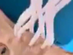 彼は何をしているの？ 頭に直接ダウンロード中 → 人類支配計画は進行中です…