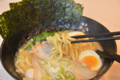 ラーメン屋ワイ「…」もぐもぐ 客「ごちそうさま」ワイ「丼あげろよ」