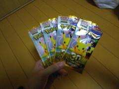 【困惑】ポケモン30周年のパック買えたんやが
