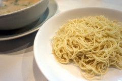 ラーメンの替え玉って明らかに最初に入ってる麺より多いよな