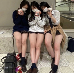 【画像】女子校生さんたち、スタバで男性客らを誘惑してしまう