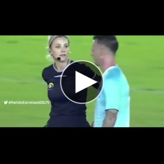 【動画あり】美女レフェリーさん、レッドカードを出すと見せかけてハンカチで顔を吹いてしまうｗｗｗｗｗ