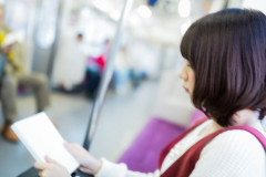 【画像あり】合法的に電車内でJKの足を撮影するおっさんがXに現る→！！