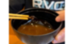 「汁の中にコオロギが入ってた。気づかずに半分は飲んでしまった」という投稿が拡散される。くら寿司の汁物に“コオロギ”混入か　運営会社「把握している」保健所に報告