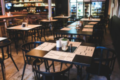 ファミレスで丼ものを注文した。私「スプーンください」店員さん「丼ものなのでスプーンは不要かと。あ、もしかして外国の方？お箸は難しいですかw」私「….！？」