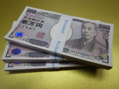 銀行のトイレにあった紙袋。恐る恐る中をみると、なんと札束が3つと手紙が……..　  → 　正直本気でお金がなくて困っていた私は、それを……