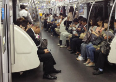電車に乗る人が「みんなスマホを見ている」のはなぜか…現代人がSNS依存症になっている本当の理由