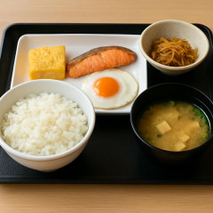 こういうのでいいのよ！なか卯の「朝限定390円メニュー」見た目以上の満足感で、まさに理想の朝ごはんでした！   |  民主党時代なら150円だった  |  盛るだけなので原価くらいでいいか