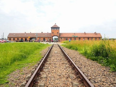日本人「アウシュビッツ強制収容所見てきました…涙が止まらない🥺」←韓国人がブチギレ