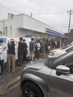 【画像】ポケモンカード買う人の行列凄すぎるｗｗｗｗｗｗｗ