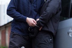 【衝撃】男性(68)「ATMで金下ろそｗ」女「どろぼー！(冤罪)」ｷﾞｬｵｵｵｵｵｵﾝ　正義マン「取り押さえるぞ!!」⇒！