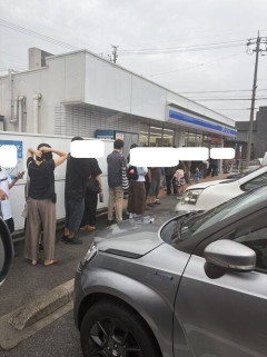 【画像】ポケモンカード買う人の行列凄すぎるｗ