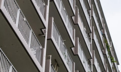 「洗濯物を回収するため」ベランダに全裸で出たおじさん（６５）、歩行中の２０代女性に目撃され通報　公然わいせつ容疑で逮捕される　兵庫